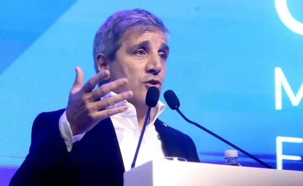 Deuda: Luis Caputo renovó solo el 75% de los vencimientos semanales y el canje tuvo una adhesión del 19,5%