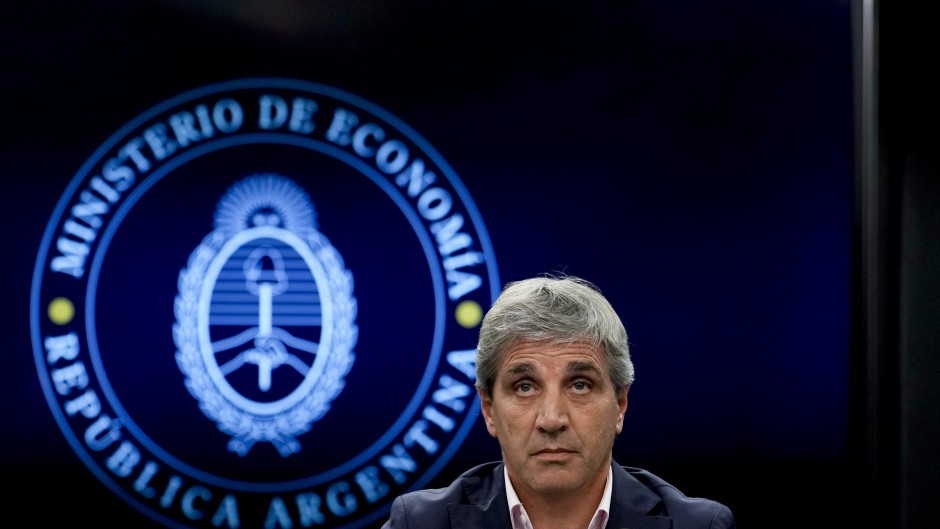 Caputo perdió casi USD 600 millones de reservas y pidió un salvataje urgente al FMI