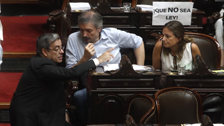 Cristina enfrenta una rebelión en el bloque peronista: más de 30 diputados votan con el gobierno la suspensión de las PASO