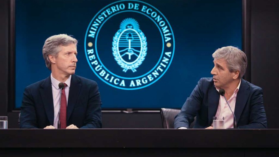 JP Morgan reveló que el gobierno reventó casi USD 40 mil millones para pisar el dólar