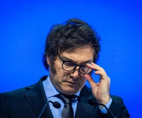 El Gobierno aseguró que mantendrá el orden fiscal y monetario en medio de fuertes caídas en los índices bursátiles internacionales