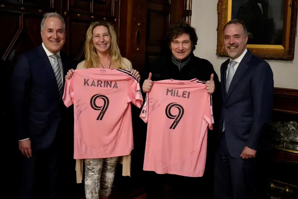 El Presidente posó con la camiseta autografiada de Lionel Messi: «Con cariño…»