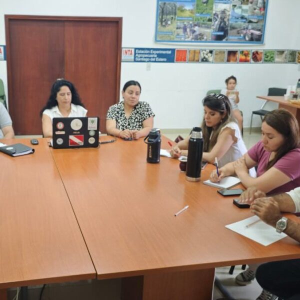 Funcionarios de Colonia El Simbolar se reunieron con referentes del INTA