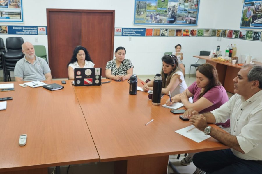 Funcionarios de Colonia El Simbolar se reunieron con referentes del INTA