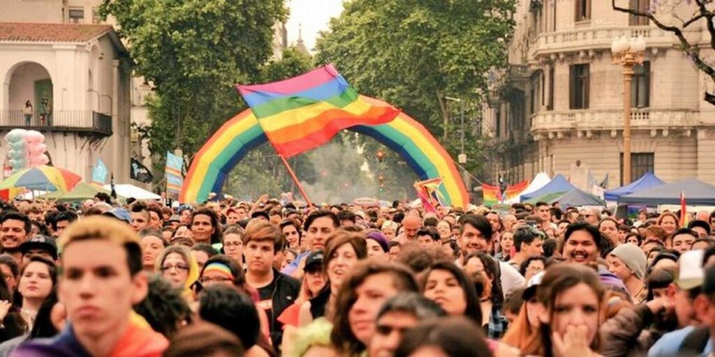 Multitudinarias marchas contra Milei en CABA, distintas provincias y capitalesd el mundo