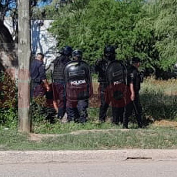 Santiagueño alcoholizado acuchilló a un policía y fue baleado en una pierna