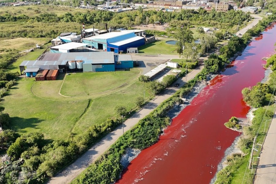 El arroyo Sarandí se tiñó de rojo y denuncian constantes derrames tóxicos