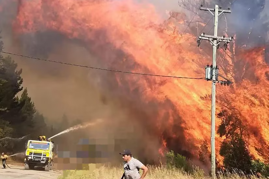 El fuego en El Bolsón avanza hacia la ciudad: “Se está quemando todo, el caos es total”