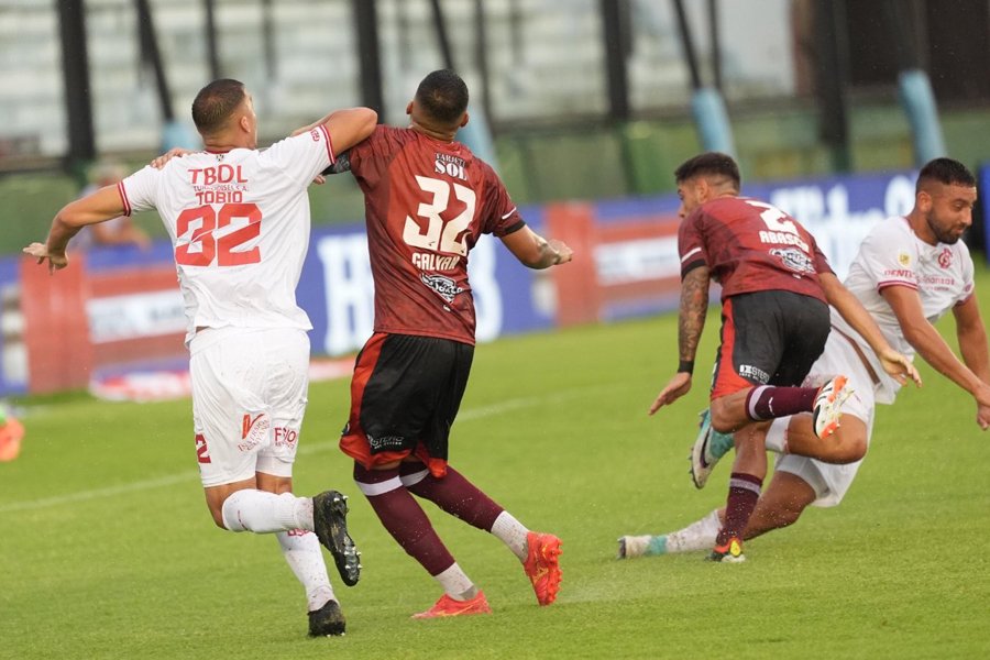 A Central Córdoba se le escapó en el final ante Barracas Central y fue empate 3 a 3