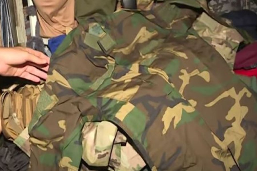 En medio de los reclamos a al Gobierno por los salarios, gendarmes compran sus uniformes en Bolivia