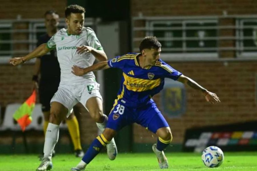 Boca venció sobre el final a Banfield y se subió a la punta de la zona A