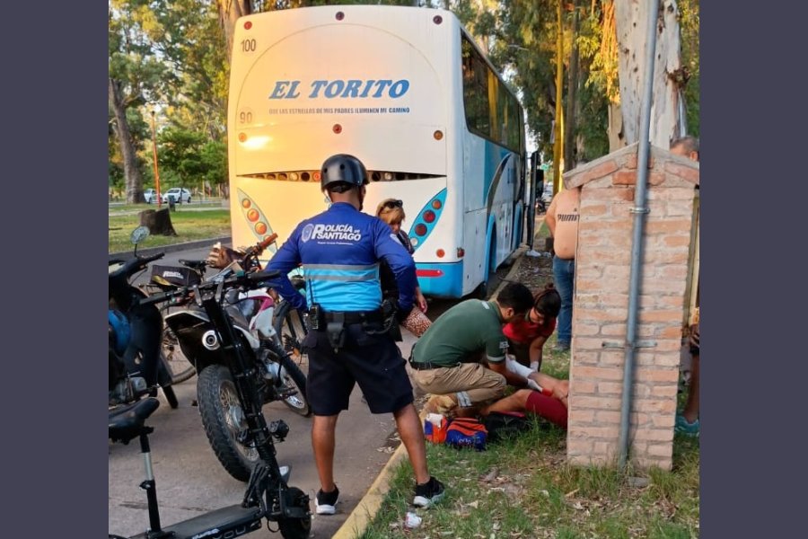 Un «ubermoto» se estrelló contra la parte trasera de colectivo estacionado