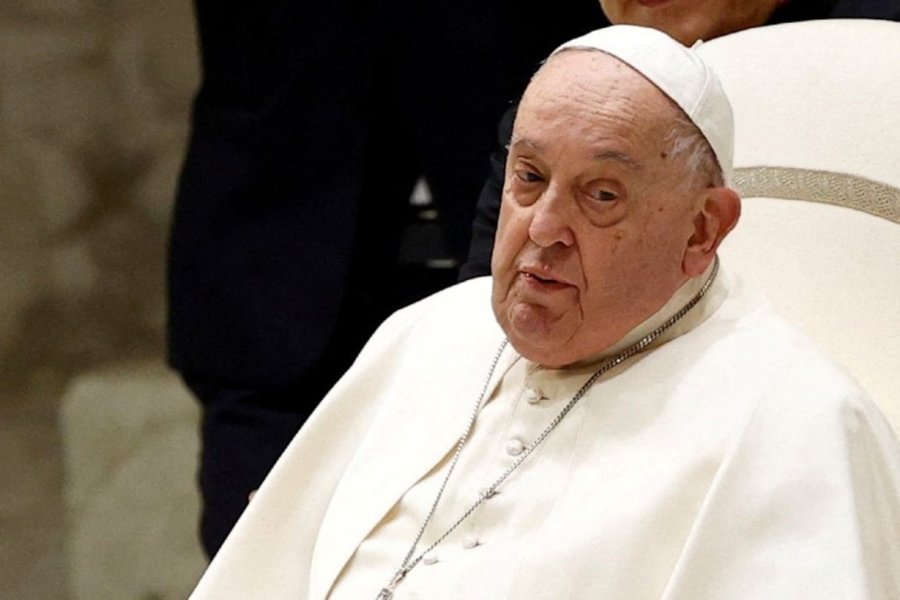 El Vaticano informó que el papa Francisco sufre una infección pulmonar