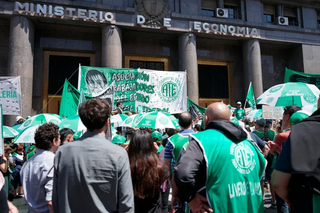 Por el cierre de la Secretaría de Vivienda, el Gobierno desvinculó a 500 empleados públicos