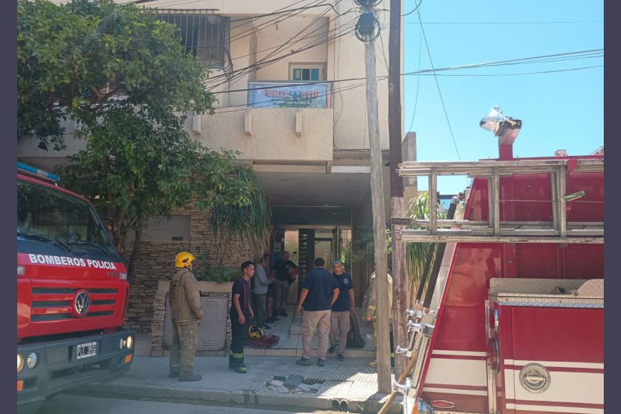 Rescatan a cuatro personas en medio de incendio del sistema eléctrico de edificio céntrico