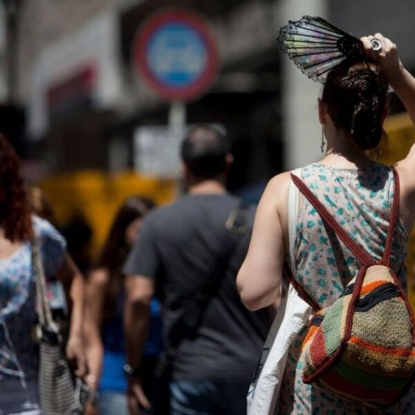 Alerta roja por calor extremo y a la espera de tormentas