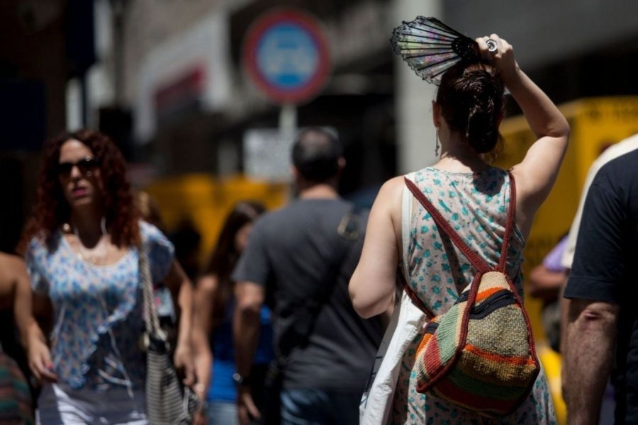 Alerta roja por calor extremo y a la espera de tormentas