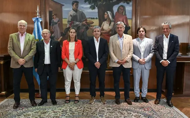 Luis Caputo se reunió con la Mesa de Enlace: qué le reclamaron y qué les prometió