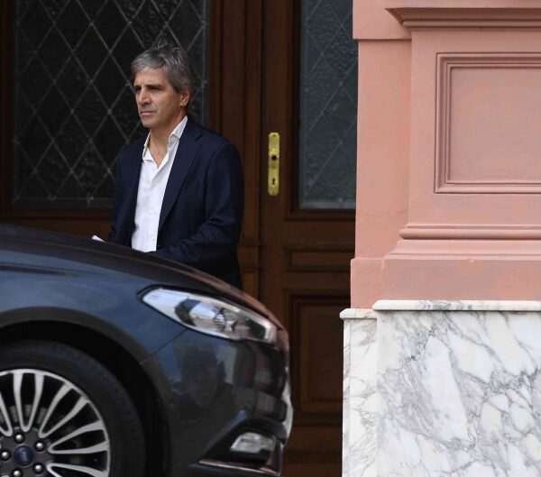 Toto Caputo declaró mal y se dispararon el riesgo país y el dólar