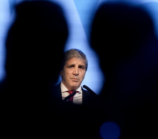 Economía teme que los USD 33.000 millones de plazos fijos se corran al dólar