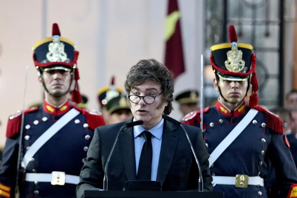 Frente a los Granaderos a Caballo, Javier Milei rebautizó al Libertador como “Juan José de San Martín”