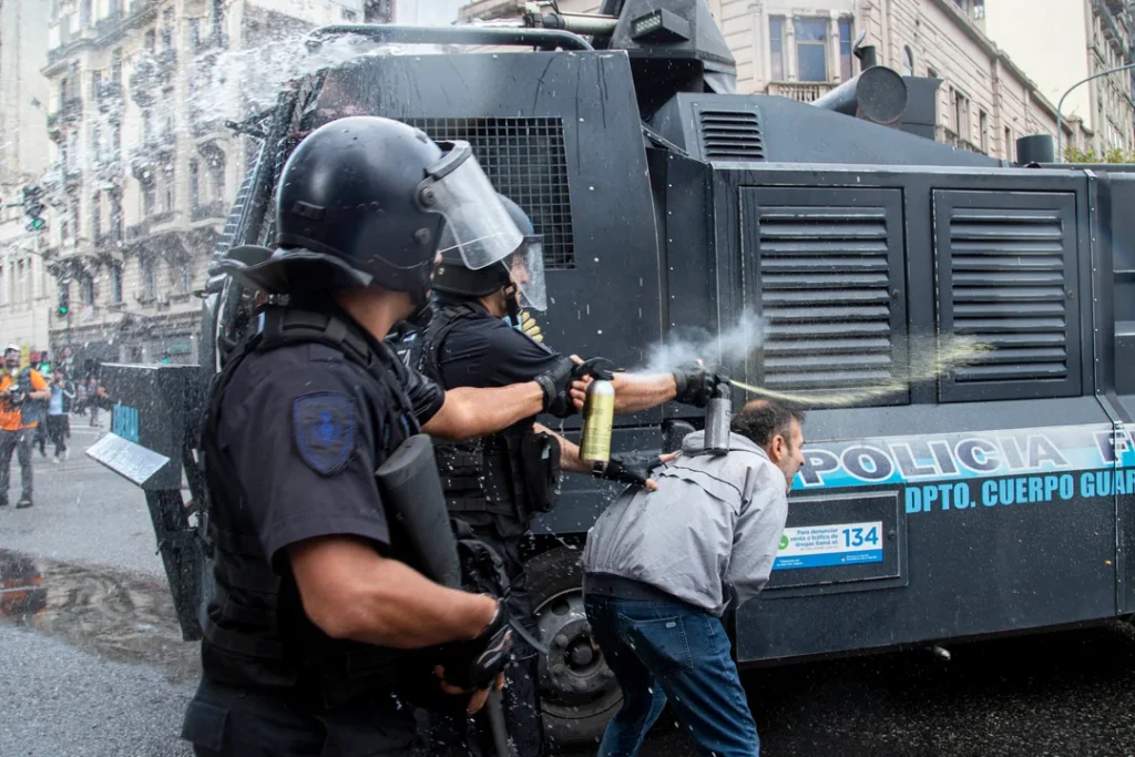 Un gas pimienta profesional como el que usó la policía cuesta casi lo mismo que una jubilación mínima