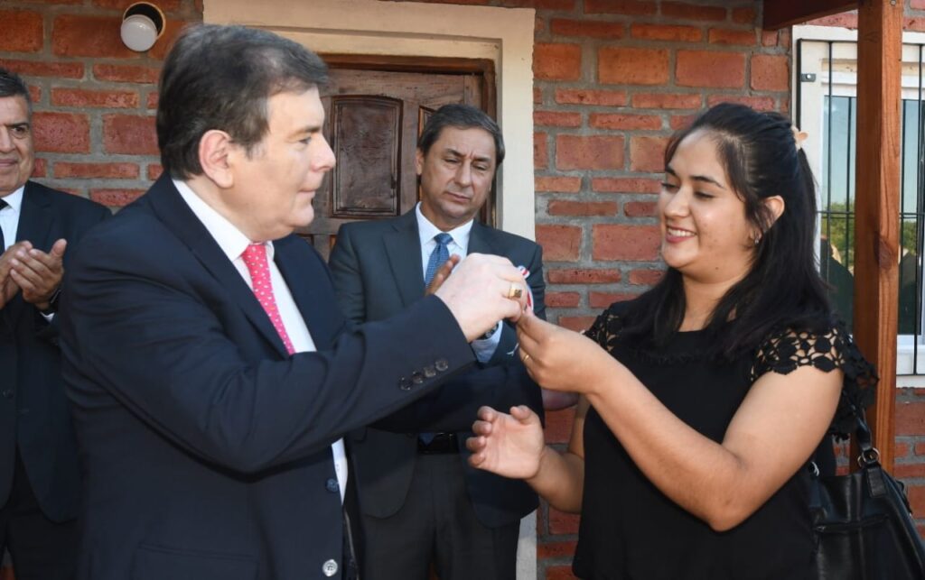 Entrega de viviendas sociales a familias del departamento Pellegrini