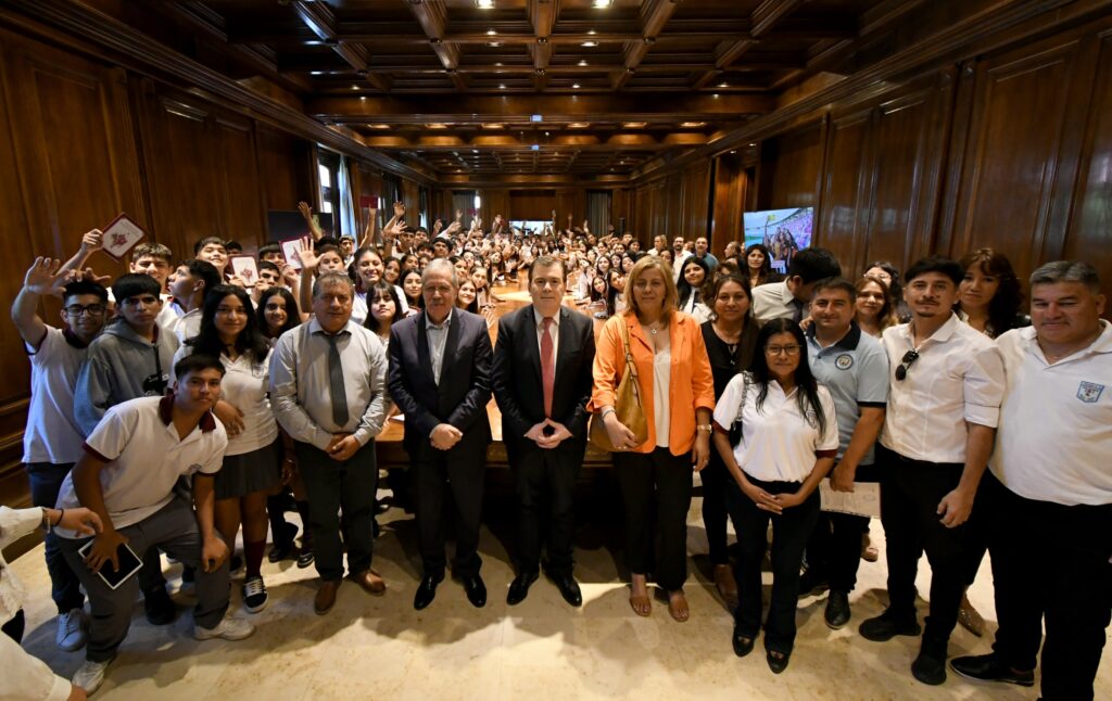 El gobernador Zamora recibió alumnos del departamento Juan Felipe Ibarra