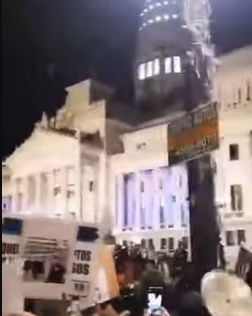 Un cacerolazo se metió en la transmisión oficial y le arruinó la marcha triunfal a Milei