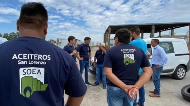 Gremios aceiteros anunciaron un paro por tiempo indeterminado en todas las plantas del país