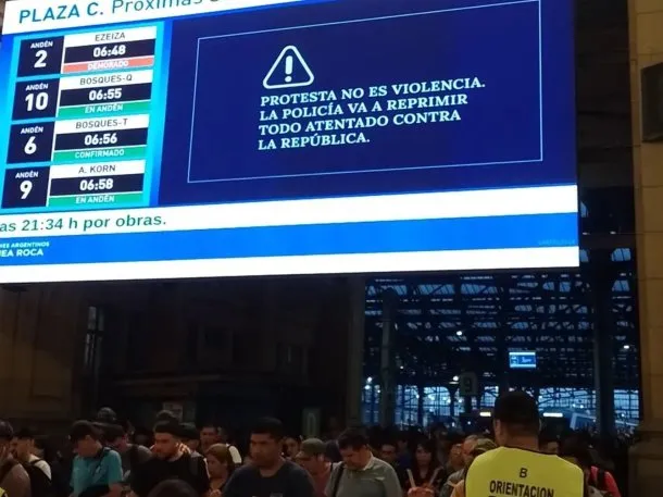 Los carteles del Gobierno por la nueva marcha de los jubilados: «La policía va a reprimir»