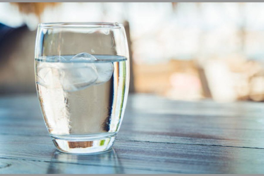 Le pidió un vaso con agua y le robó el celular y dinero a empleada de comercio