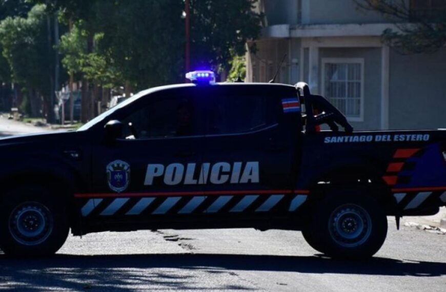 Portando armas de fuego, robaron una Toyota Hilux en Santiago