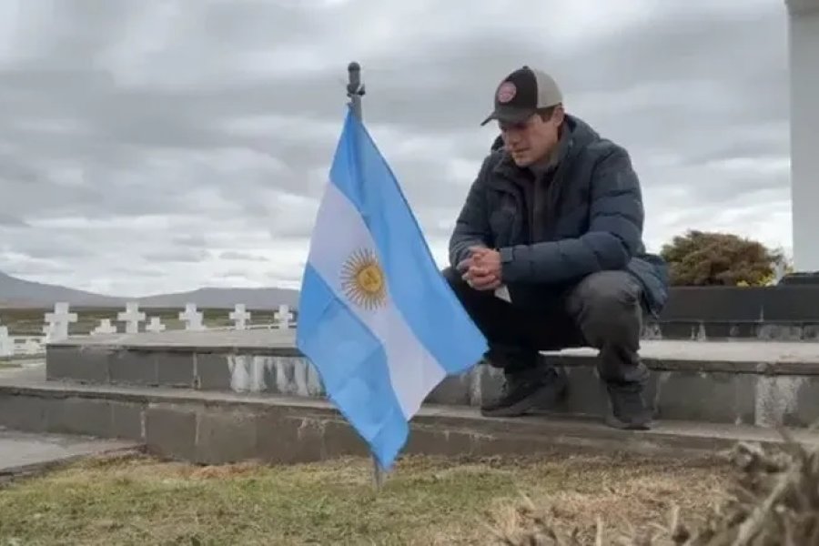 Youtuber colombiano iza bandera argentina y homenajea a Maradona en Malvinas