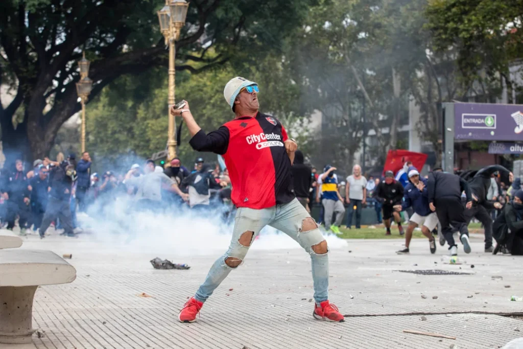 Barrabravas coparon la marcha de los jubilados: los clubes que representaban