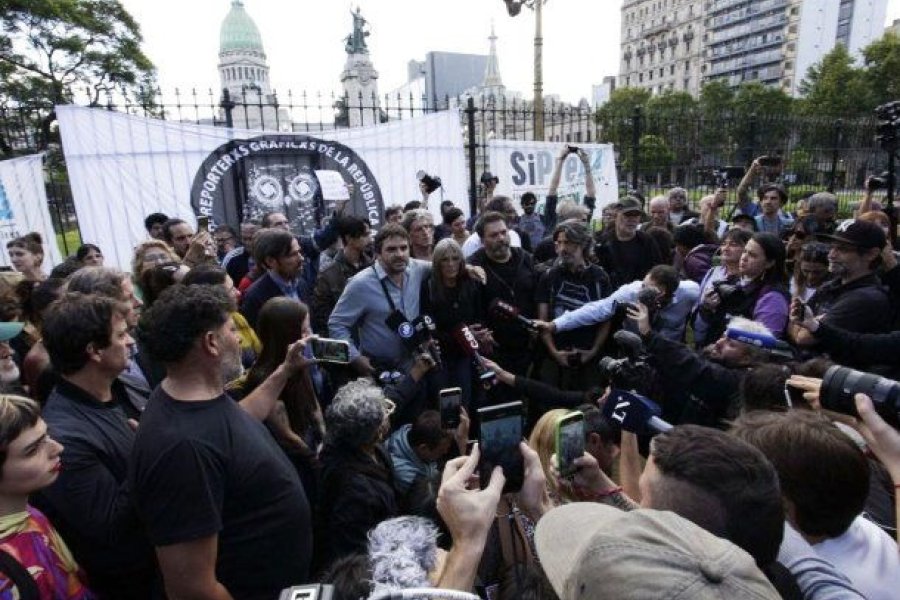 Se llevó a cabo un «camarazo» frente al Congreso en solidaridad con Pablo Grillo