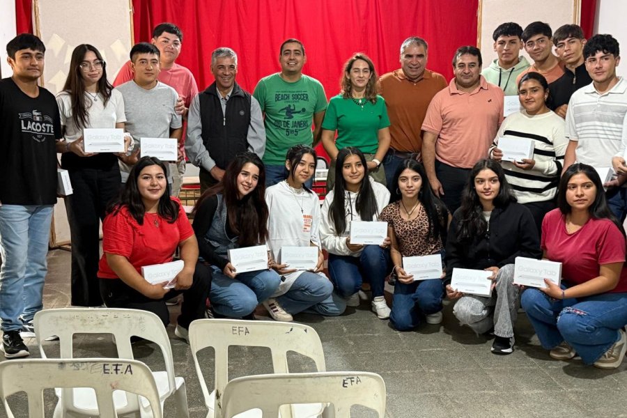 Forres: Entregaron herramientas educativas digitales a 98 alumnos