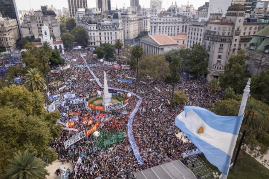 El Gobierno prohíbe el uso de drones sobre Plaza de Mayo y Olivos tras la represión en el Congreso