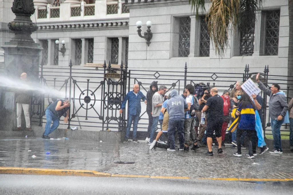 Movilización de jubilados: Médicos voluntarios brindan asistencia en el Congreso