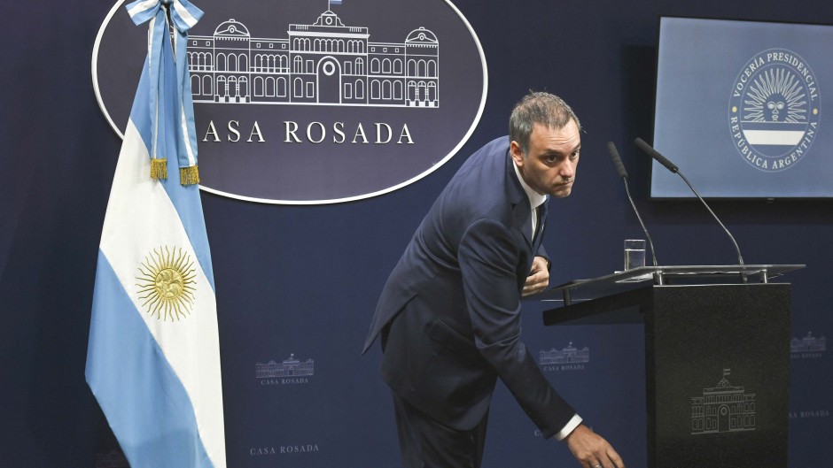 Adorni no logra arrancar la campaña y esconde a Karina