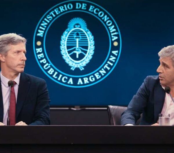 La fuga del peso dispara los intereses de los bonos y el gobierno desborda la meta de emisión