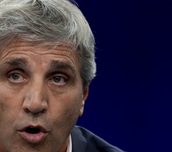 Caputo le pidió a los bancos pisar pago de importaciones para arrancar con el dólar tranquilo