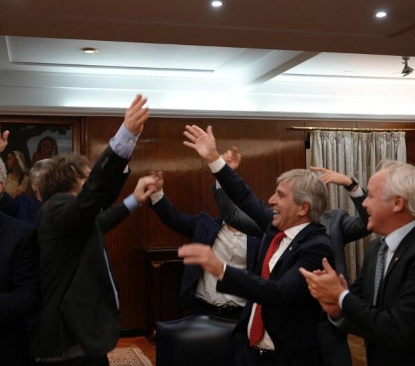 Caputo analiza reperfilar la deuda con los bonistas para patear un pago de USD 4.500 millones