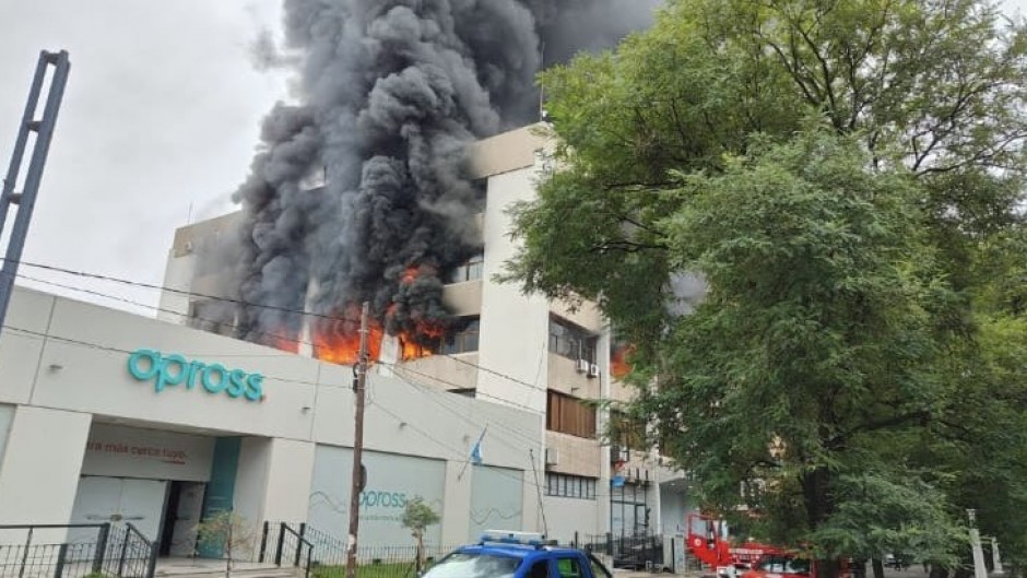 Se incendió la obra social estatal en Córdoba y la oposición lo compara con Iron Mountain