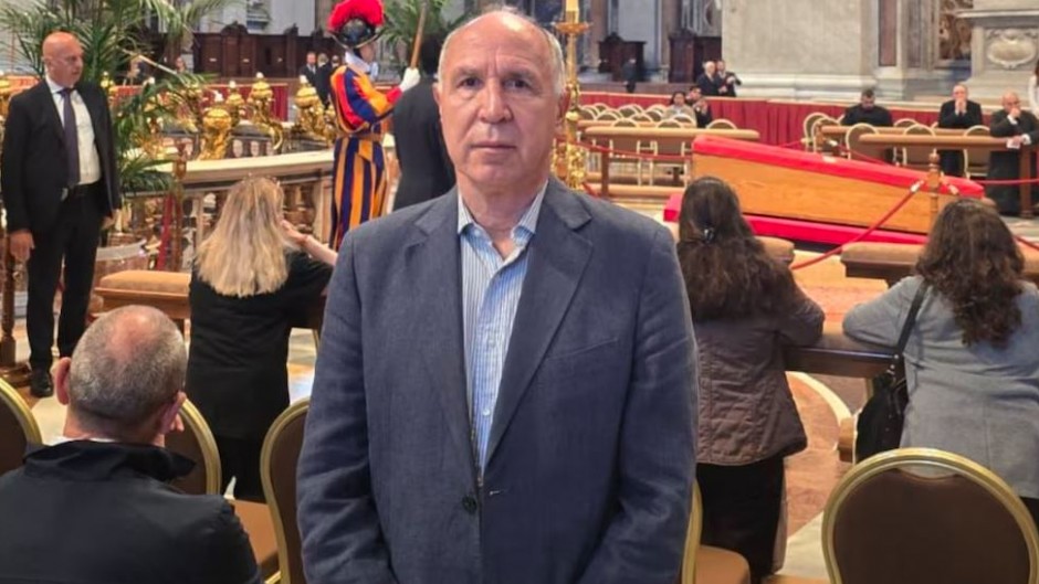 En las redes destrozaron a Lorenzetti por sacarse una foto con el féretro de Francisco