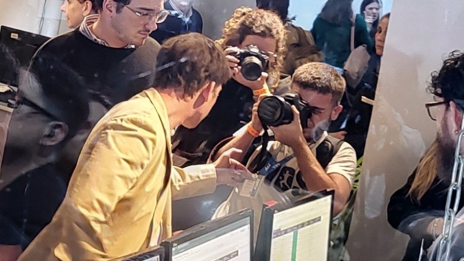 Gesto vigilante de Santiago Caputo con un fotógrafo porque lo enfocaba