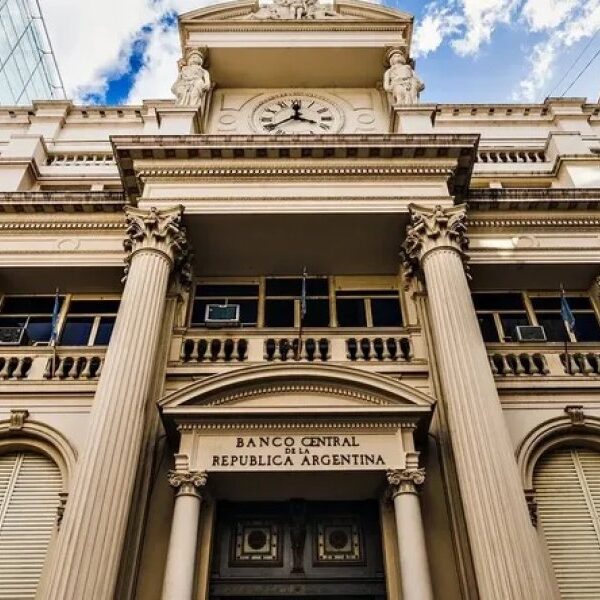 El Gobierno anunció el levantamiento del cepo y el dólar flotará entre $1.000 y $1.400