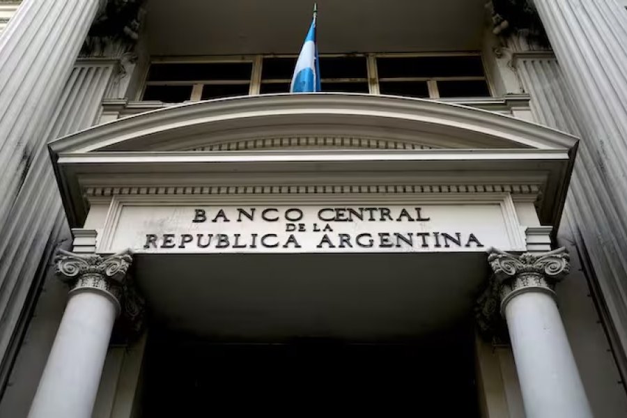 La salida de depósitos no afloja y piden más de US$100 millones al BCRA
