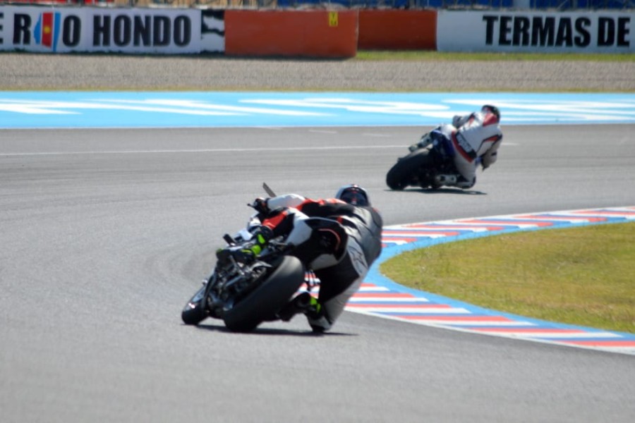 Más de 90 pilotos brillaron en la primera jornada de pruebas libres en Termas de Río Hondo