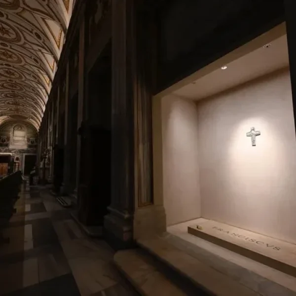 Sigue la despedida del papa Francisco con un incesante desfile de fieles por su tumba